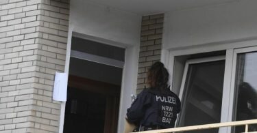 Ermittler durchsuchen ein Mehrfamilienhaus in Hagen. Foto: Roberto Pfeil/dpa