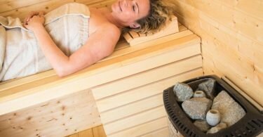 Mehr als nur Entspannung: Die Hitze in der Sauna trainiert den Körper und macht ihn anpassungsfähiger. Foto: Christin Klose/dpa-tmn