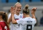 Empfiehlt sich mit ihren vier Toren gegen Serbien für die EM in England: Lea Schüller (l) feiert das 4:1 mit Svenja Huth. Foto: Hendrik Schmidt/dpa-Zentralbild/ZB
