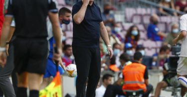 Cheftrainer Ronald Koeman steht in Barcelona in der Kritik. Foto: Joan Monfort/AP/dpa