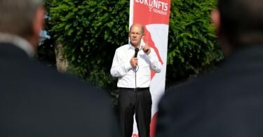 SPD-Kanzlerkandidat Olaf Scholz spricht bei einem Wahlkampfauftritt in Köln. Foto: Federico Gambarini/dpa