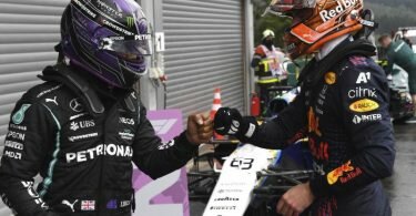 Max Verstappen (r) und Lewis Hamilton liefern sich einen spannenden Kampf um die Gesamtwertung. Foto: John Thys/Pool AFP/AP/dpa