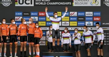 Tony Martin (M) holte zum Abschluss seiner erfolgreichen Radsport-Karriere noch einmal Gold bei der WM. Foto: David Stockman/BELGA/dpa