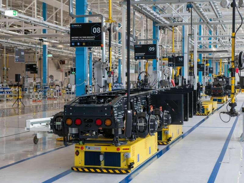 In der Produktionslinie beim Lastwagenhersteller Iveco-Nikola steht das Chassis eines batteriebetriebenen Lastwagens. Foto: Stefan Puchner/dpa