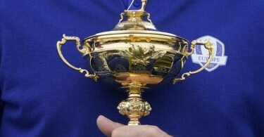 Padraig Harrington, Kapitän von Team Europa, hält den Ryder Cup. Foto: Charlie Neibergall/AP/dpa