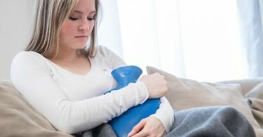 Viele Frauen berichten nach der Corona-Impfung von einer Zyklusstörung. Ein Zusammenhang ist bisher jedoch nicht wissenschaftlich belegt. Foto: Christin Klose/dpa-tmn