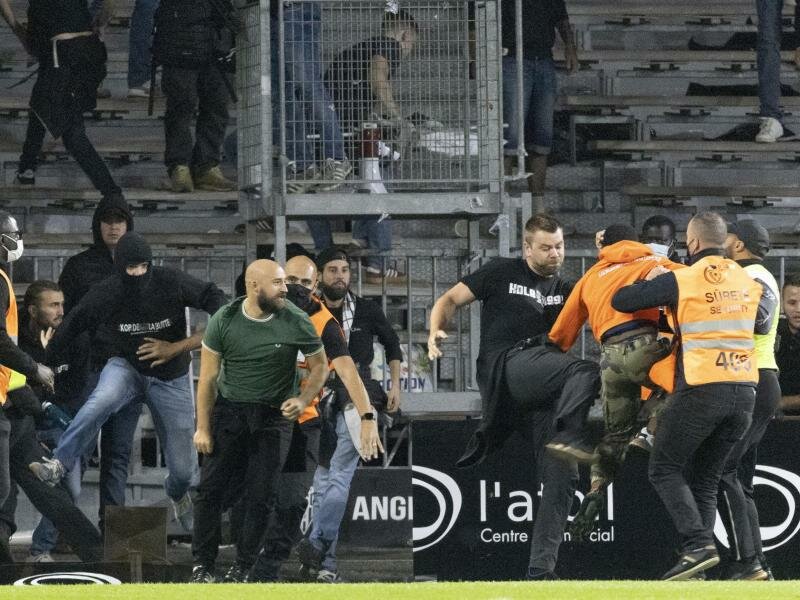 Nach dem Spiel zwischen Gastgeber Angers SCO und Olympique Marseille gehen die Anhänger beider Mannschaften aufeinander los. Foto: Jeremias Gonzalez/AP/dpa