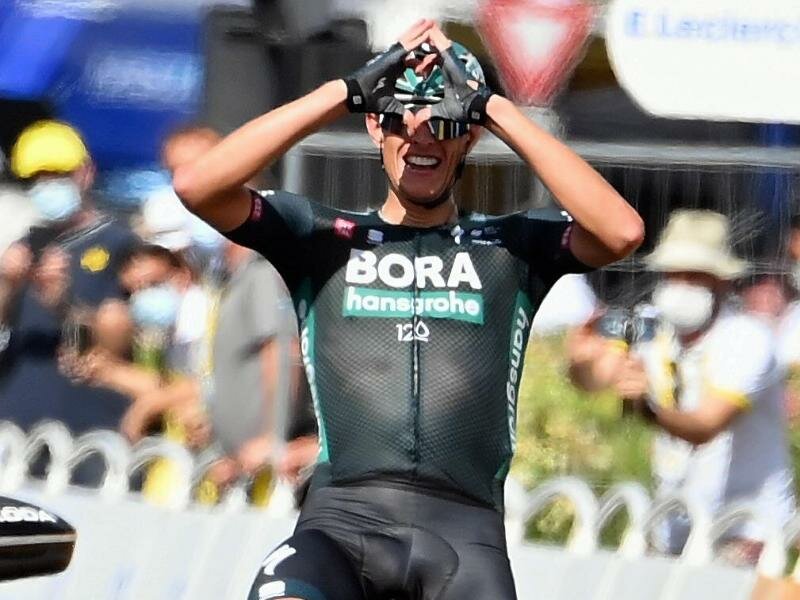 Nils Politt formt nach seinem Tagessieg bei der Tour de France mit den Händen im Ziel ein Herz. Foto: David Stockman/BELGA/dpa