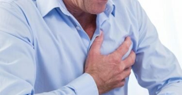 Beunruhigendes «Herzstolpern»: Vorhofflimmern kann auch für ein Druckgefühl im Brustkorb sorgen. Foto: Christin Klose/dpa-tmn