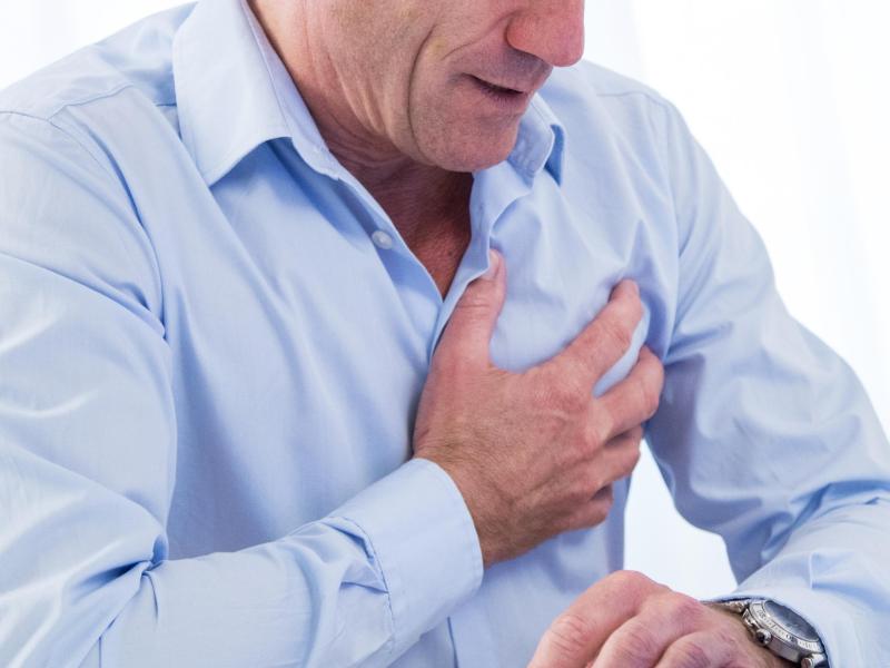 Beunruhigendes «Herzstolpern»: Vorhofflimmern kann auch für ein Druckgefühl im Brustkorb sorgen. Foto: Christin Klose/dpa-tmn