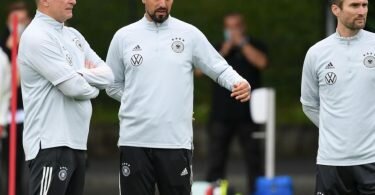 Antonio di Salvo (M.) folgt auf Stefan Kuntz (l) als Cheftrainer des deutschen Fußball-U21-Nationalteams. Foto: Arne Dedert/dpa