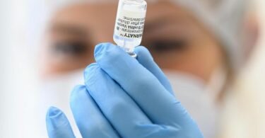 Durch eine dritte Impfung soll das Immunsystem nochmals gegen Coronaviren gestärkt werden. Foto: Robert Michael/dpa-Zentralbild/dpa