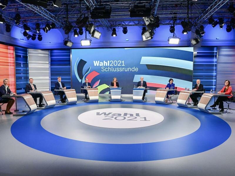 Alice Weidel (l-r), Christian Lindner, Markus Söder, Armin Laschet, Annalena Baerbock, Olaf Scholz und Janine Wissler. Foto: Tobias Schwarz/AFP-POOL/dpa