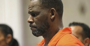 US-Sänger R. Kelly erscheint während einer Anhörung im Leighton Criminal Courthouse. Foto: Antonio Perez/Pool Chicago Tribune/AP/dpa