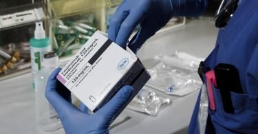 Laut Empfehlung der WHO sollten Corona-Patienten mit Vorerkrankungen eine Antikörper-Kombination aus Casirivimab und Imdevimab erhalten. Foto: Carsten Koall/dpa