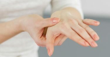 Schmerzende und geschwollene Gelenke sind ein typisches Symptom von Rheuma. Foto: Monique Wüstenhagen/dpa-tmn