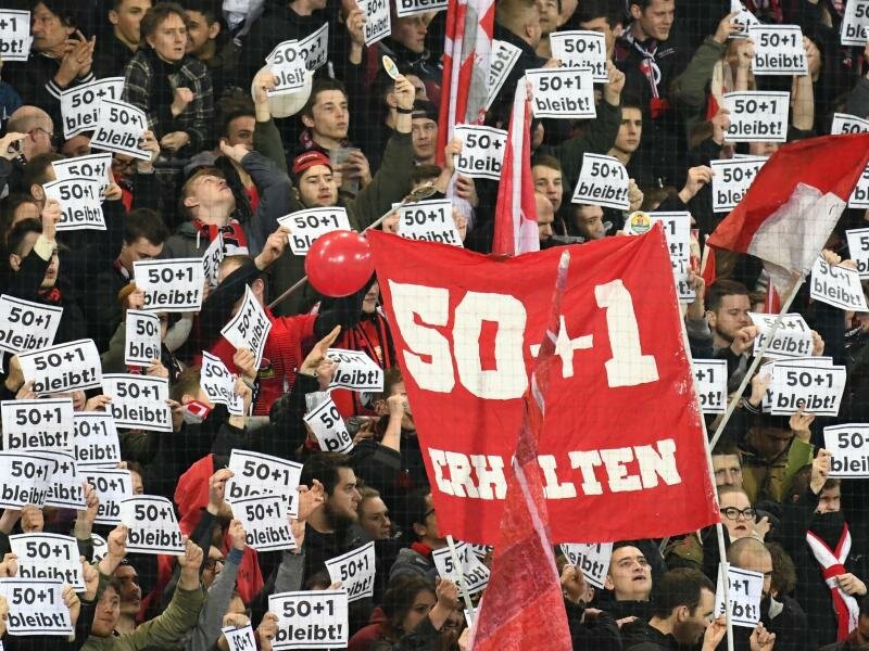 Freiburger Fans bekennen sich zum Erhalt der 50+1-Regel. Foto: Patrick Seeger/dpa/Archiv