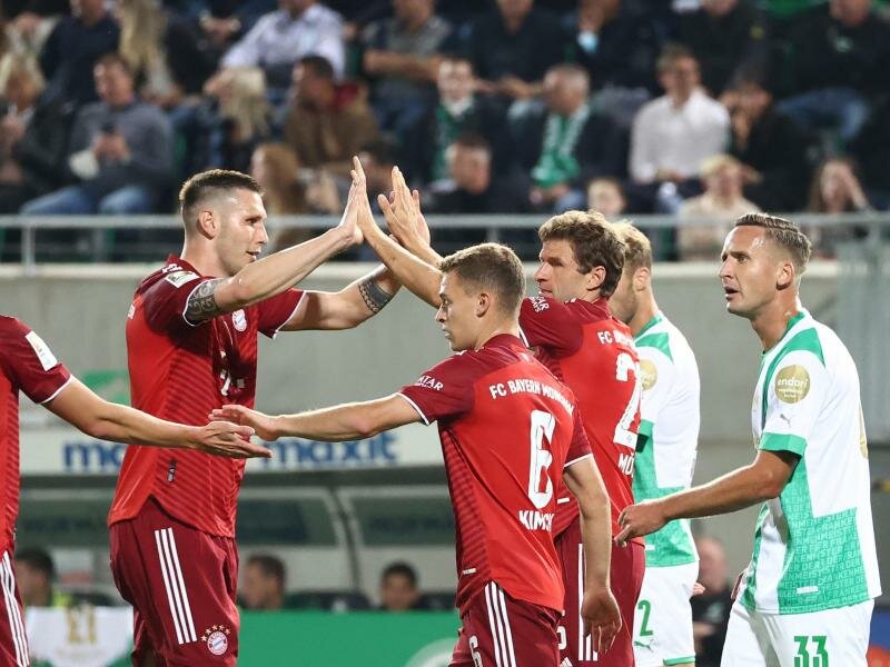 Thomas Müller (3.v.r) schoss die Bayern in Fürth schon früh in Führung. Foto: Daniel Karmann/dpa