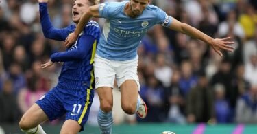 Chelseas Timo Werner (l) wird von Ruben Dias von Manchester City zu Fall gebracht. Foto: Alastair Grant/AP/dpa