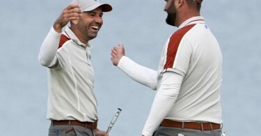Gewannen drei Matches gemeinsam: Die Spanier Sergio Garcia (l) und Jon Rahm. Foto: Jeff Roberson/AP/dpa