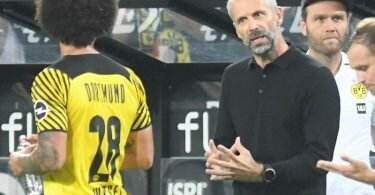 Dortmunds Trainer Marco Rose (M) gibt Axel Witsel (l) Anweisungen. Foto: Bernd Thissen/dpa