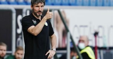 Die Niederlage gegen 1899 Hoffenheim kam unerwartet für Wolfsburgs Trainer Mark van Bommel. Foto: Uwe Anspach/dpa