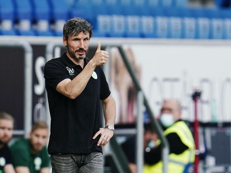 Die Niederlage gegen 1899 Hoffenheim kam unerwartet für Wolfsburgs Trainer Mark van Bommel. Foto: Uwe Anspach/dpa