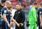 Denkt trotz der zwei hohen Niederlagen von Hertha BSC nicht an Rücktritt: Trainer Pal Dardai (M). Foto: Robert Michael/dpa-Zentralbild/dpa