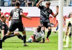 Der Hamburger SV um David Kinsombi (M.) kam gegen den 1. FC Nürnberg zu Hause nur zu einem Unentschieden. Foto: Axel Heimken/dpa