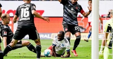 Der Hamburger SV um David Kinsombi (M.) kam gegen den 1. FC Nürnberg zu Hause nur zu einem Unentschieden. Foto: Axel Heimken/dpa