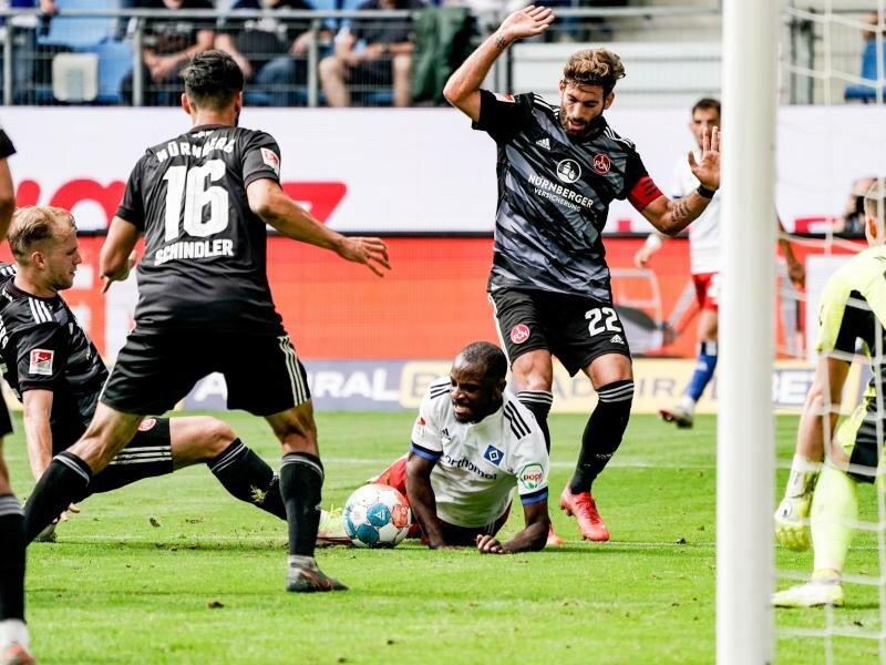 Der Hamburger SV um David Kinsombi (M.) kam gegen den 1. FC Nürnberg zu Hause nur zu einem Unentschieden. Foto: Axel Heimken/dpa