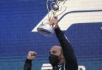 Weltmeister Lewis Hamilton mit der Siegertrophäe. Foto: Sergei Grits/AP/dpa