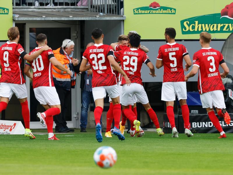 Der SC Freiburg verabschiedet sich mit einem : gegen den SC Augsburg aus dem vor 67 Jahren errichteten Dreisamstadion. Foto: Philipp von Ditfurth/dpa
