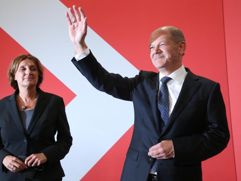 Olaf Scholz, Finanzminister und SPD-Kanzlerkandidat, wink neben seiner Frau Britta Ernst während der Wahlparty im Willy-Brandt-Haus. Foto: Wolfgang Kumm/dpa