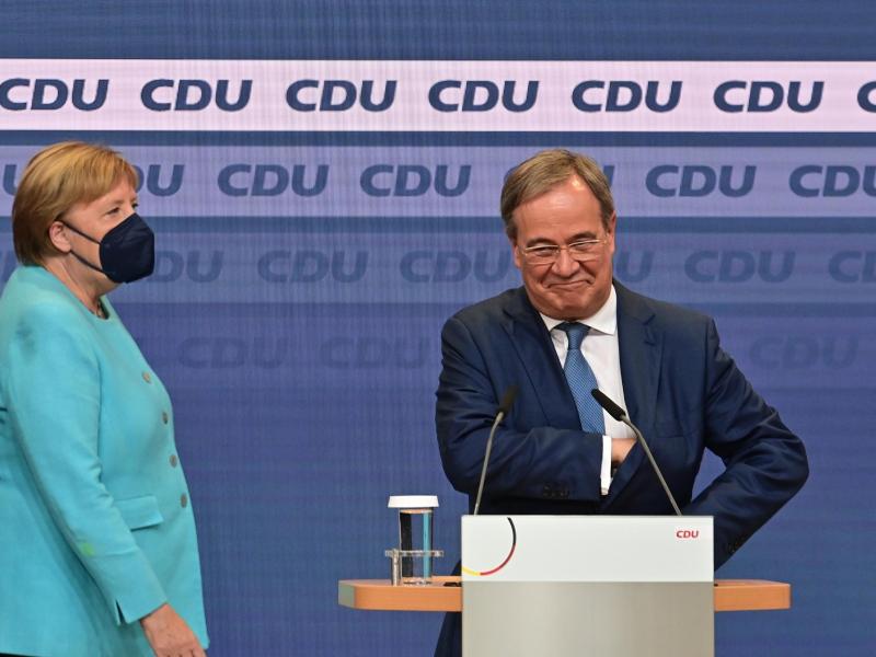 Armin Laschet dankt nach der Bekanntgabe der ersten Prognosen zum Ausgang der Bundestagswahl auf der Wahlparty der Union zunächst Angela Merkel. Foto: Peter Kneffel/dpa