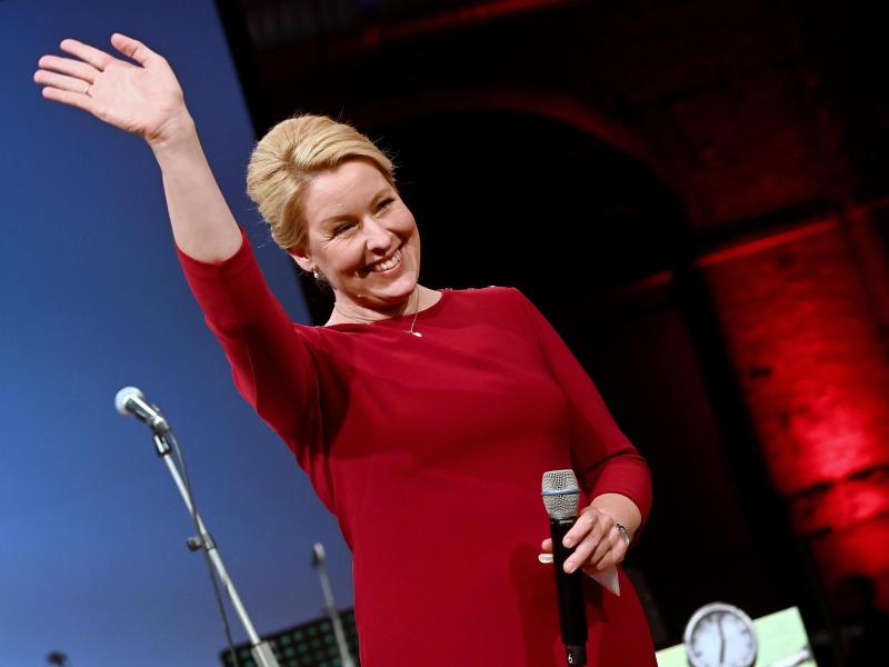 SPD-Spitzenkandidatin Franziska Giffey winkt bei der Wahlparty der Berliner SPD den Anhängerinnen und Anhängern zu. Foto: Bernd Von Jutrczenka/dpa