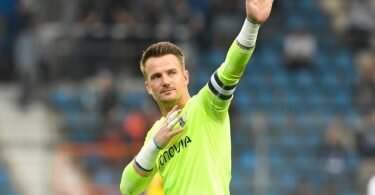 Bochums Torwart Manuel Riemann winkt den Zuschauern zu, nachdem sich der VfL Bochum und der VfB&nbsp;Stuttgart mit einem Remis getrennt haben. Foto: Bernd Thissen/dpa