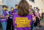 Unterstützer der Initiative "Deutsche Wohnen und Co. enteignen" sammeln sich vor Beginn der Wahlparty der Initiative vor den Union-Filmstudios. Foto: Monika Skolimowska/dpa-Zentralbild/dpa