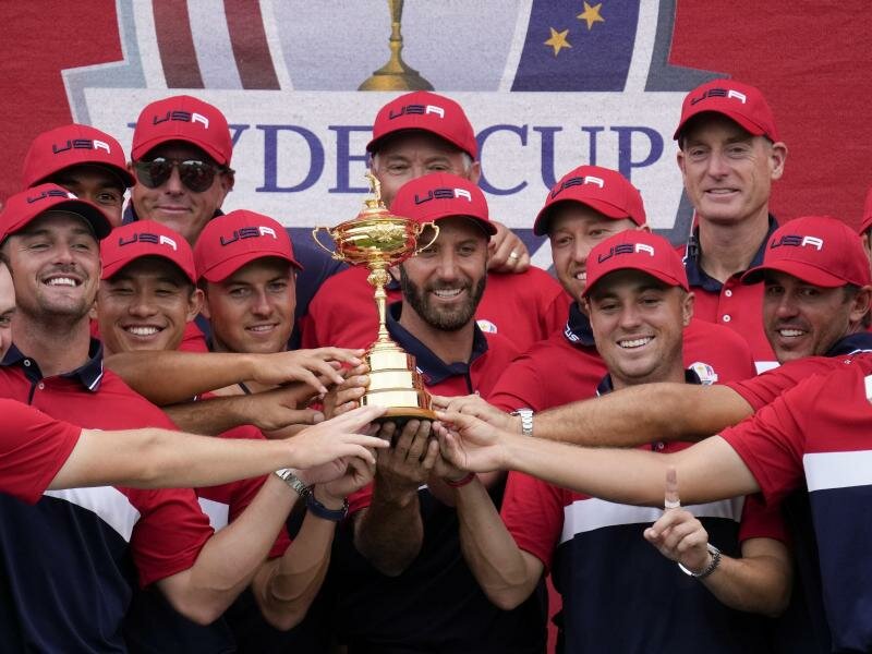 Strahlende Sieger: Das Team USA feiert den Sieg beim Ryder Cup. Foto: Ashley Landis/AP/dpa