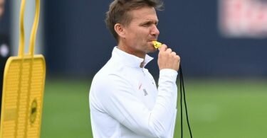 Leipzigs Trainer Jesse Marsch leitet das Training vor dem Spiel gegen den FC Brügge. Foto: Hendrik Schmidt/dpa-Zentralbild/dpa