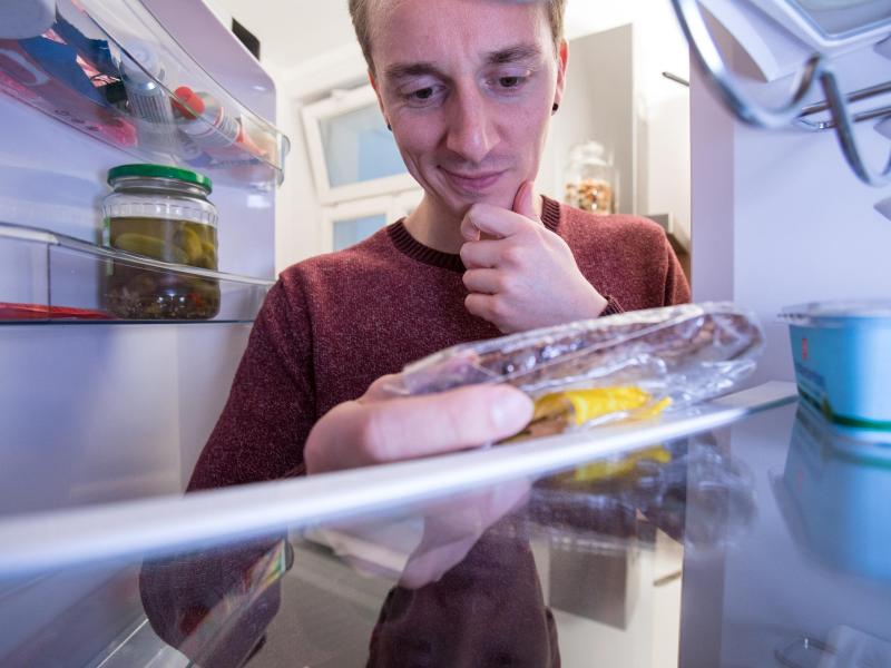 Vor dem Einkauf sollten die Vorräte in Kühlschrank und Regalen kontrolliert werden. So lassen sich unnötige Spontankäufe vermeiden. Foto: Christin Klose/dpa-tmn