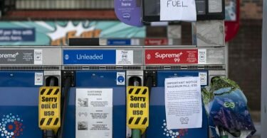 «No Fuel» (Kein Kraftstoff) heißt es an vielen Zapfsäulen in Großbritannien. Foto: Jon Super/AP/dpa