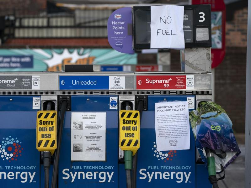 «No Fuel» (Kein Kraftstoff) heißt es an vielen Zapfsäulen in Großbritannien. Foto: Jon Super/AP/dpa