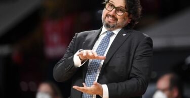 Münchens Trainer Andrea Trinchieri benutzt gerne blumige Sprachbilder. Foto: Tobias Hase/dpa