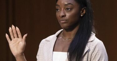 Auch Simone Biles hatte wegen sexuellen Missbrauchs gegen den früheren amerikanischen Teamarzt Larry Nassar geklagt. Foto: Saul Loeb/Pool AFP/AP/dpa