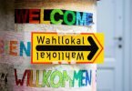 Ein Schild weist im Berliner Stadtteil Prenzlauer Berg den Weg zu einem Wahllokal. Foto: Hauke-Christian Dittrich/dpa