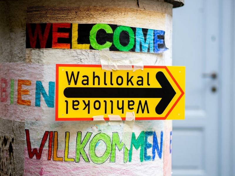Ein Schild weist im Berliner Stadtteil Prenzlauer Berg den Weg zu einem Wahllokal. Foto: Hauke-Christian Dittrich/dpa