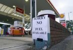 Ein Zettel mit der Aufschrift "Entschuldigung, kein Benzin verfügbar" an einer Tankstelle im englischen Bracknell. Foto: Steve Parsons/PA/dpa
