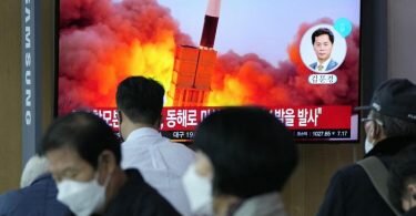 Menschen im im Seouler Bahnhof sehen während einer Nachrichtensendung ein Fernsehbild des nordkoreanischen Raketenstarts. Foto: Ahn Young-Joon/AP/dpa