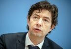Christian Drosten, Direktor Institut für Virologie der Charité Berlin, nimmt an einer Pressekonferenz zur aktuellen Lage um die Corona Pandemie teil. Foto: Michael Kappeler/dpa